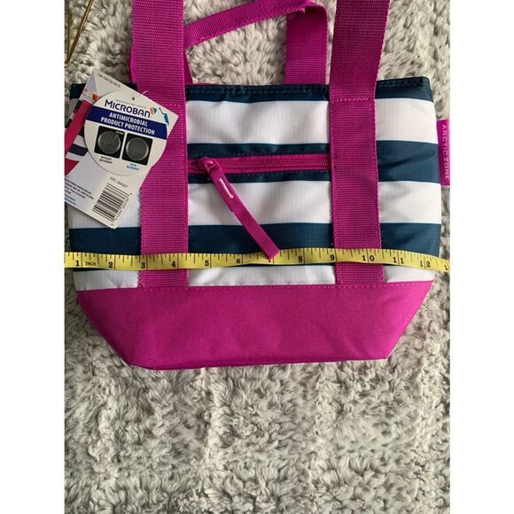 Microban Insulated Tote *Final Price*
12.5 x 5.5 x 9.75 - Picture 5 of 5